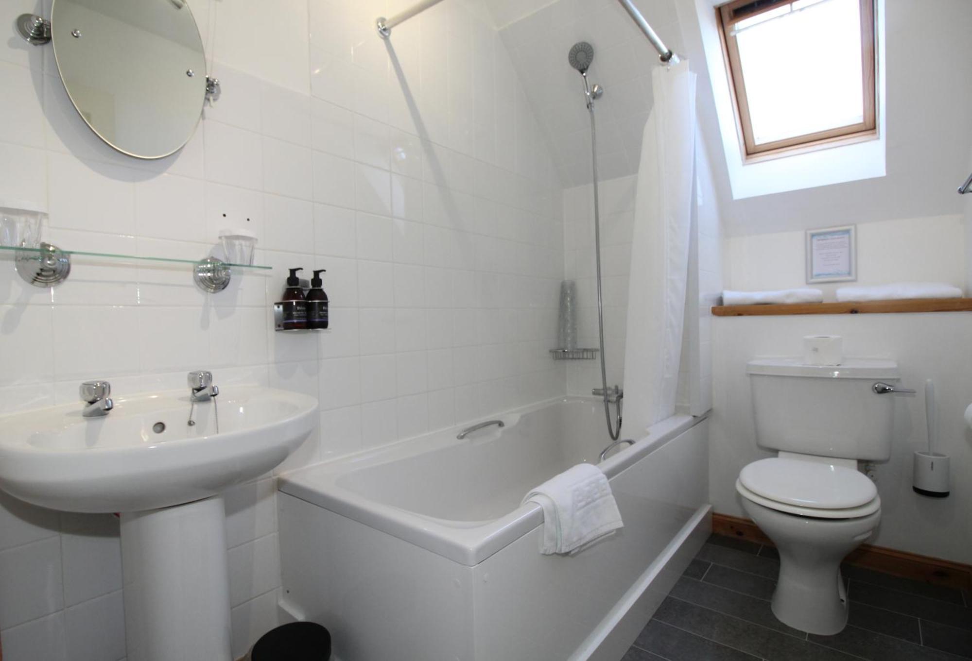 Temple View Hotel Carinish Екстер'єр фото